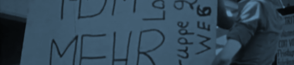 Frau hält ein Schild mit der Aufschrift 1 DM mehr