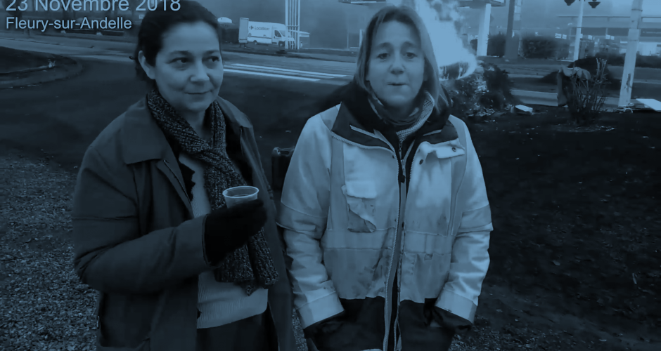 Gelbwesten besetzten Kreisverkehr, 2018 Fleury-sur-Andelle Zwei Frauen, eine mit gelber Weste vor brennendem Kreisverkehr