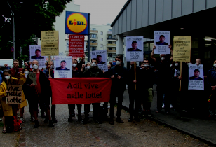 20 Menschen vor Lidl in Berlin mit Protestplakaten 