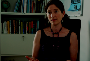 Prof. Julia Steinberger sitzt in ihrem Büro in Lausanne und gibt labournet.tv ein Interview